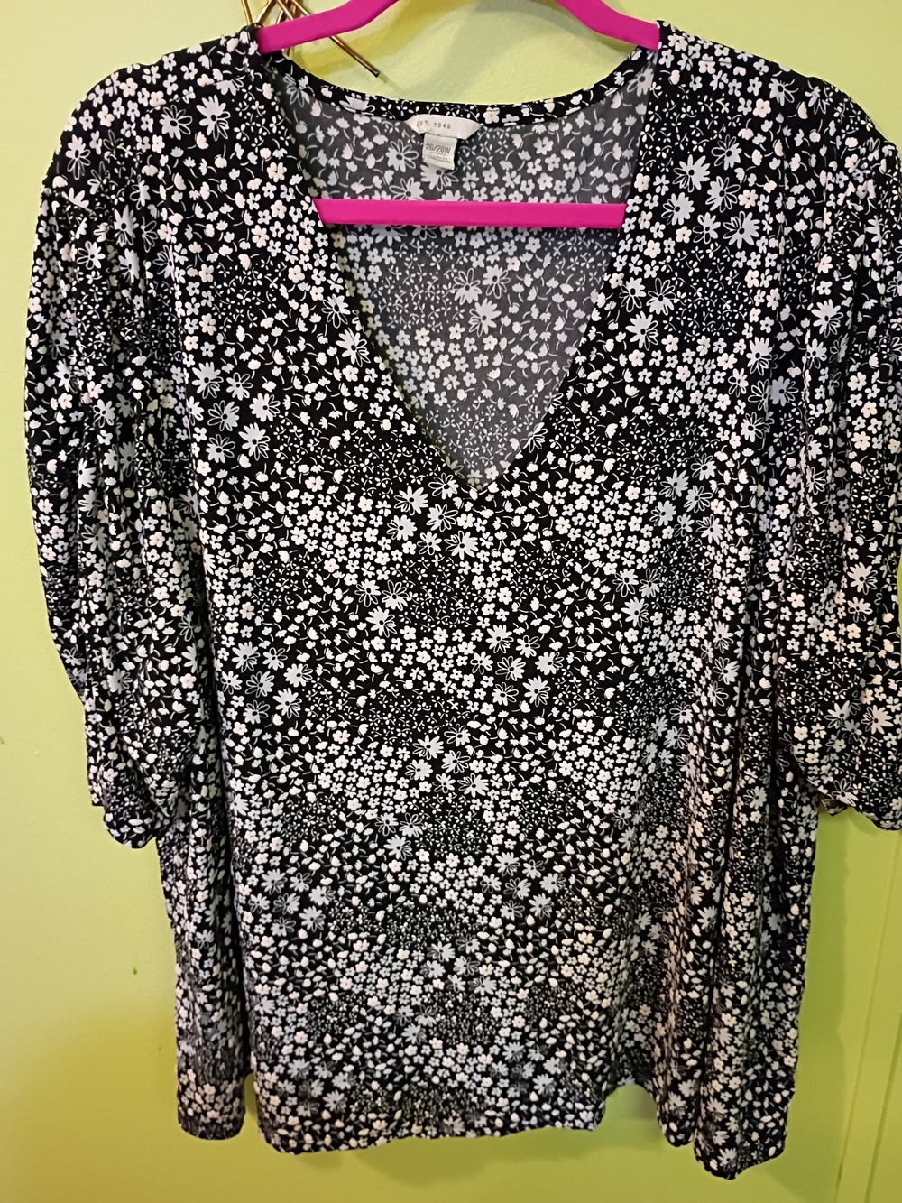 Women’s Black & White Floral V-Neck Top Size 26/28
